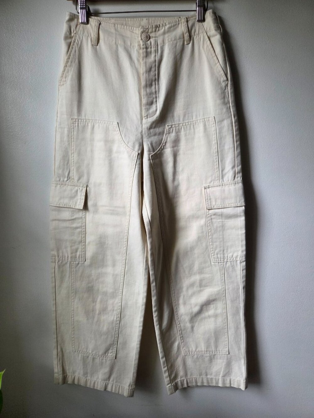 EUC UNIVERSAL THREAD CREAM BARREL CARGO PANTS SIZE 2